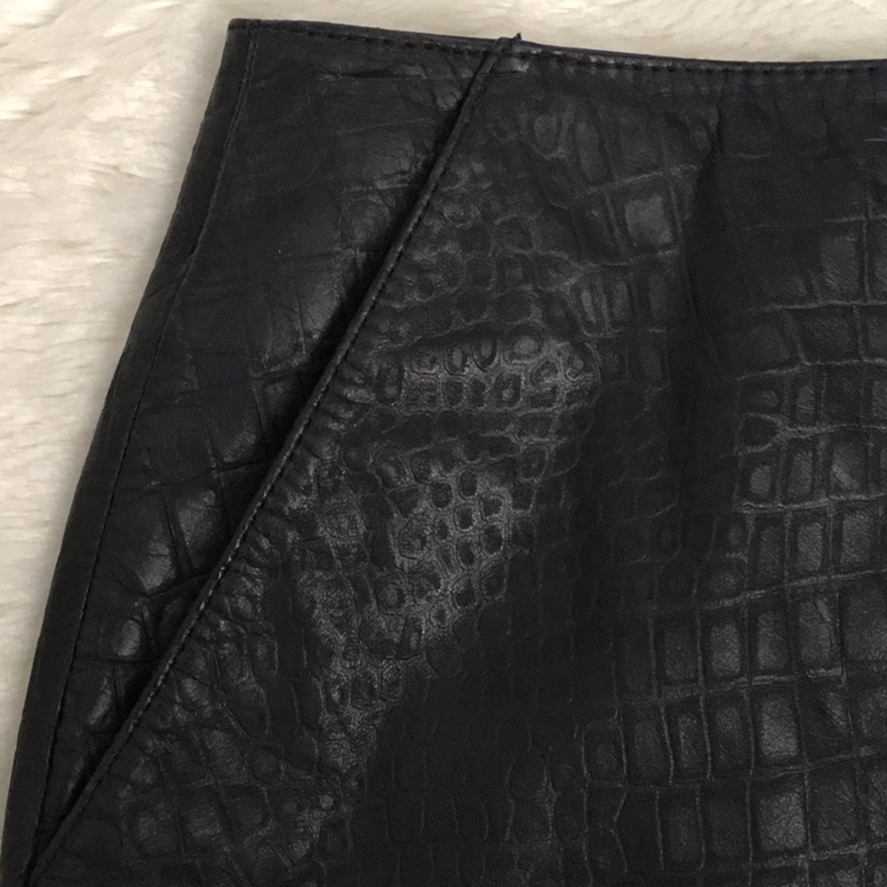 Vintage black 🐊 leather skirt sz4